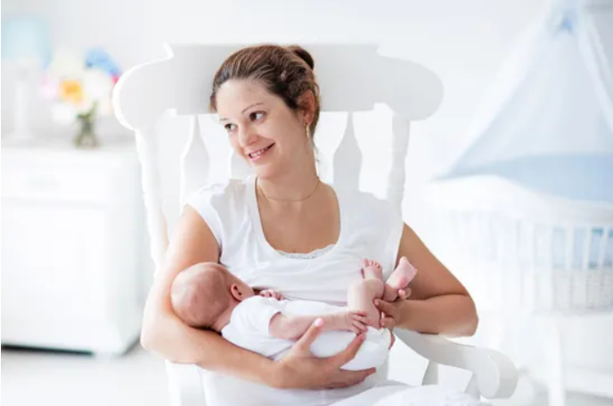 宝宝吃初乳对母亲有什么意义作用