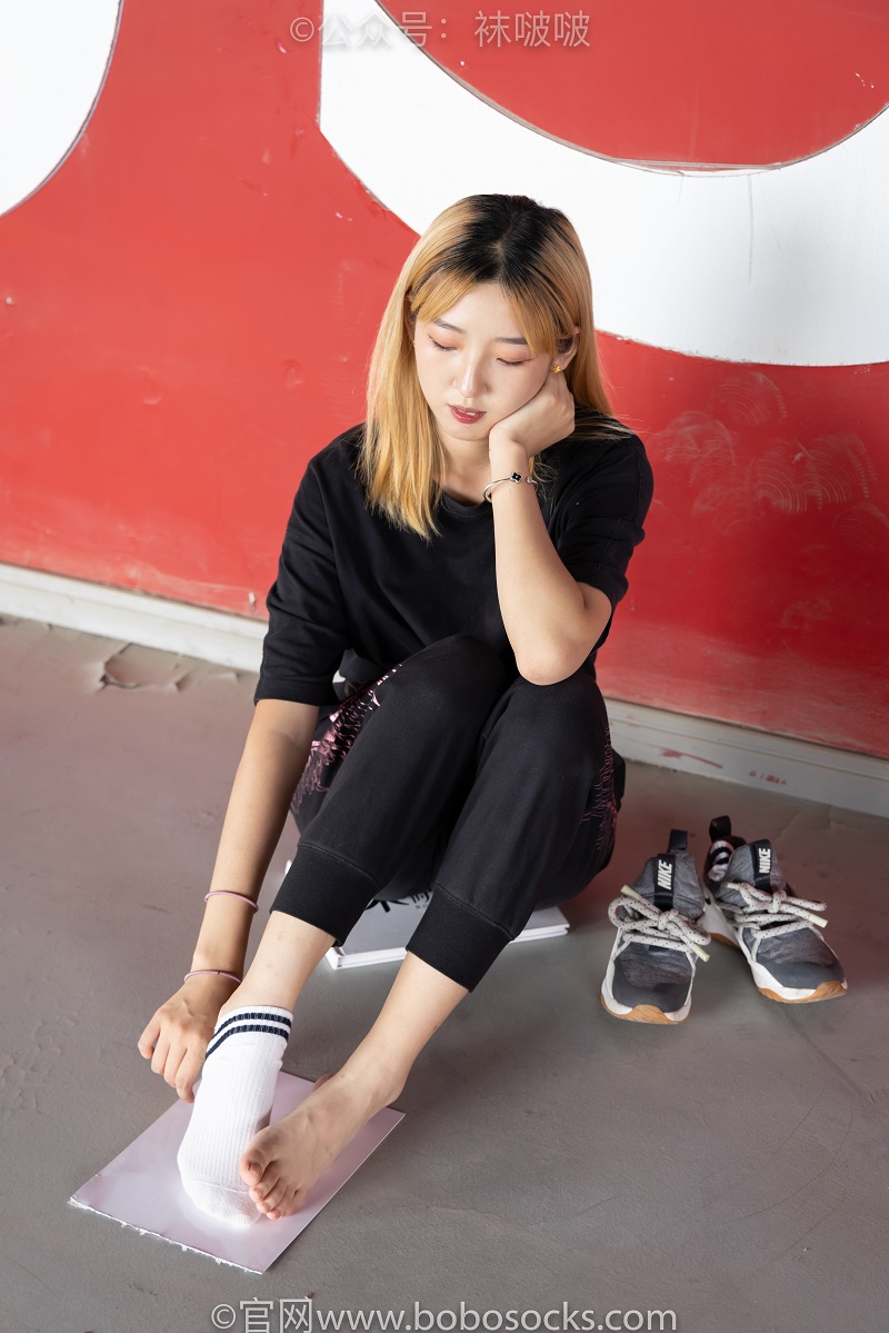 [袜啵啵] 018期：木木-运动鞋、白棉袜、裸足