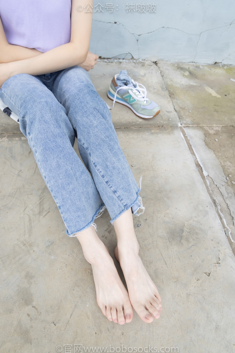 [袜啵啵] 020期：熊熊-NB运动鞋、蓝色短棉袜（踩脏）、裸足（超级好看呀）常规加长版