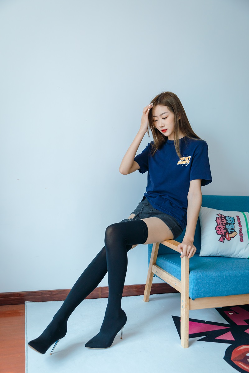 [物恋传媒] NO.761 小鹿-心雨缘（高跟长靴、肉丝、踩东西剧情）