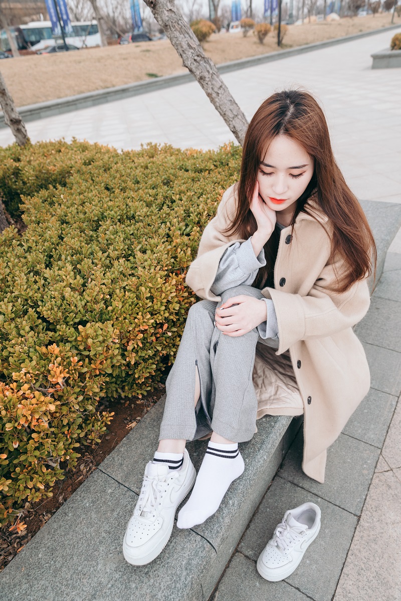 [物恋传媒] NO.762 草莓-心境（板鞋、白棉袜、裸足）