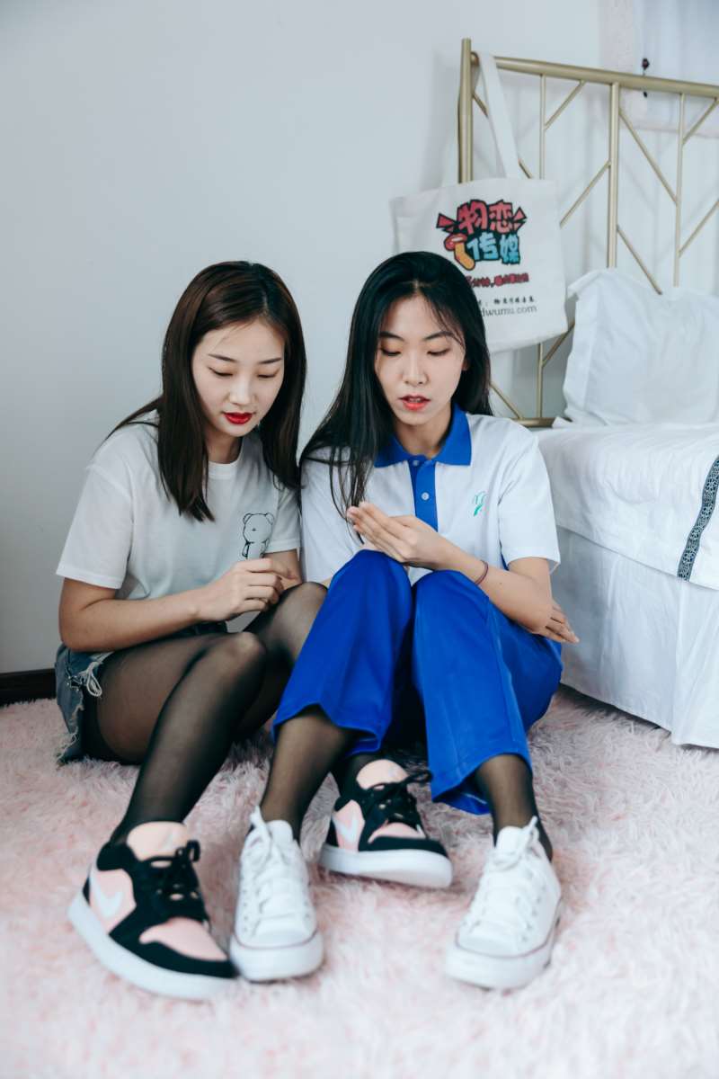 [物恋传媒] NO.767 温情&elise-蒲公英的约定（AJ、匡威帆布鞋、黑丝）