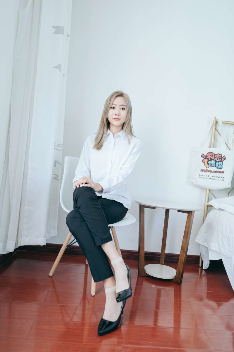 [物恋传媒] NO.770 小鹿-日暮流年（OL制服、高跟鞋、短肉丝、绑脚）