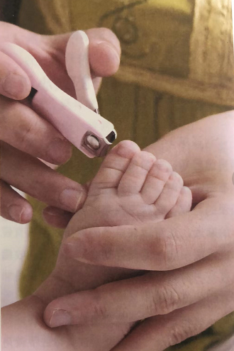 婴儿指甲怎么护理（怎样给孩子剪指甲）