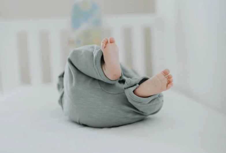 宝宝发生坠床怎么办（婴儿坠床后怎么确定安全）