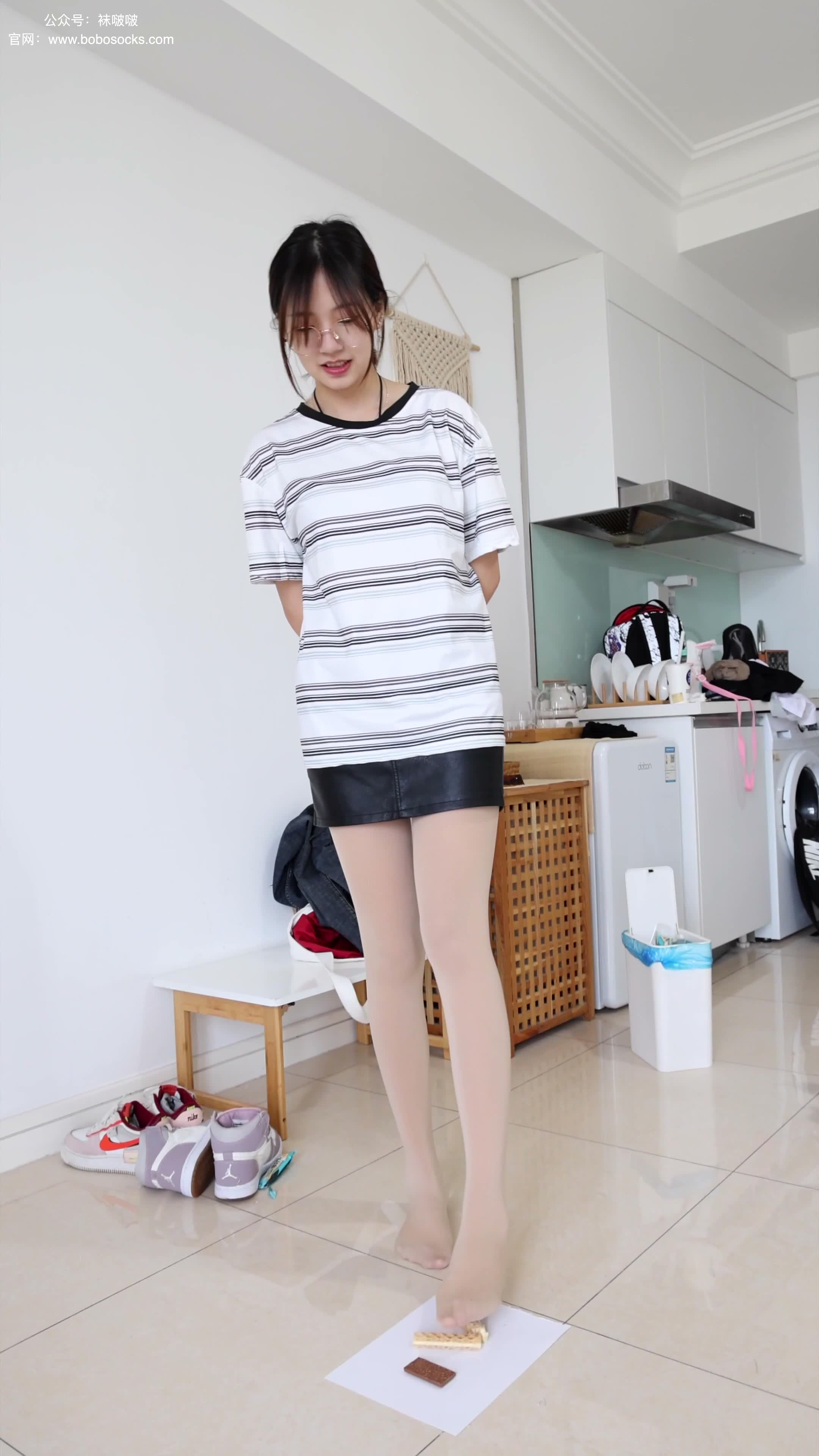 [BoBoSocks袜啵啵]积分限定作品 NO.001 小甜豆-平底鞋、厚黑丝、厚肉丝、踩东西剧情[44P／1V／814MB]