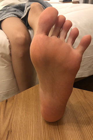超可爱00后圆脸妹妹的灵活裸足