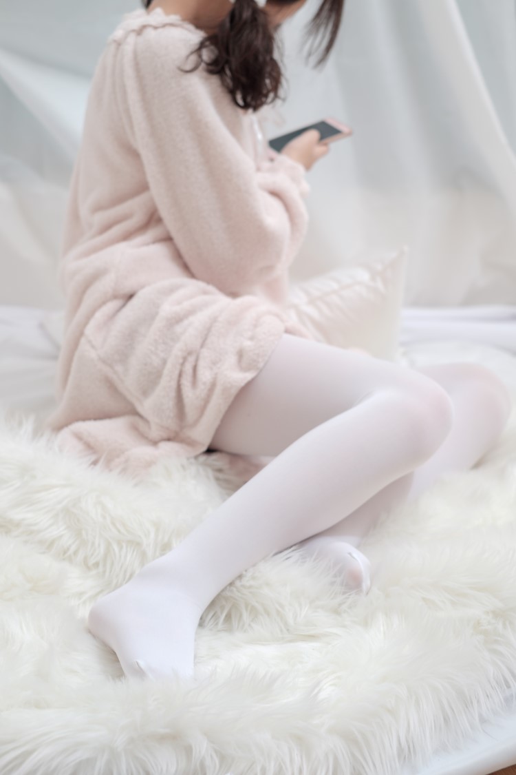 喵写真 PR15 001 毛茸茸睡衣下的白丝 [106P1V-375MB]