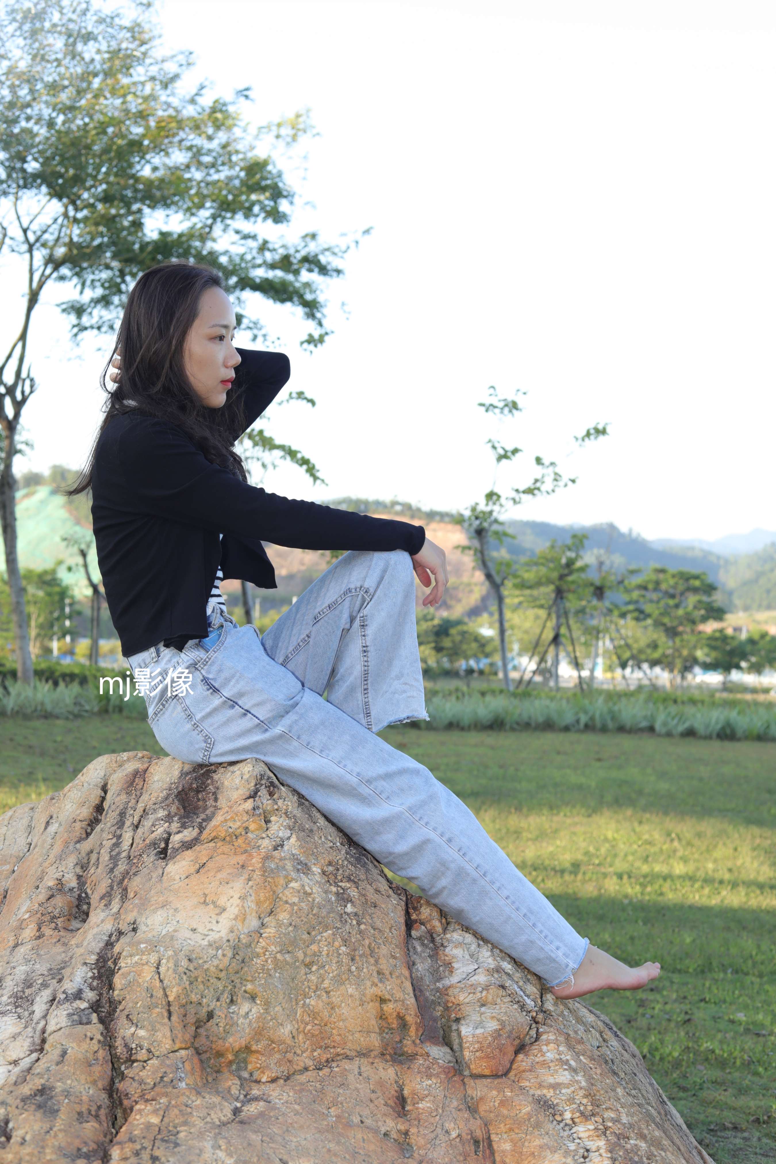 与小芸到公园游玩拍脚丫