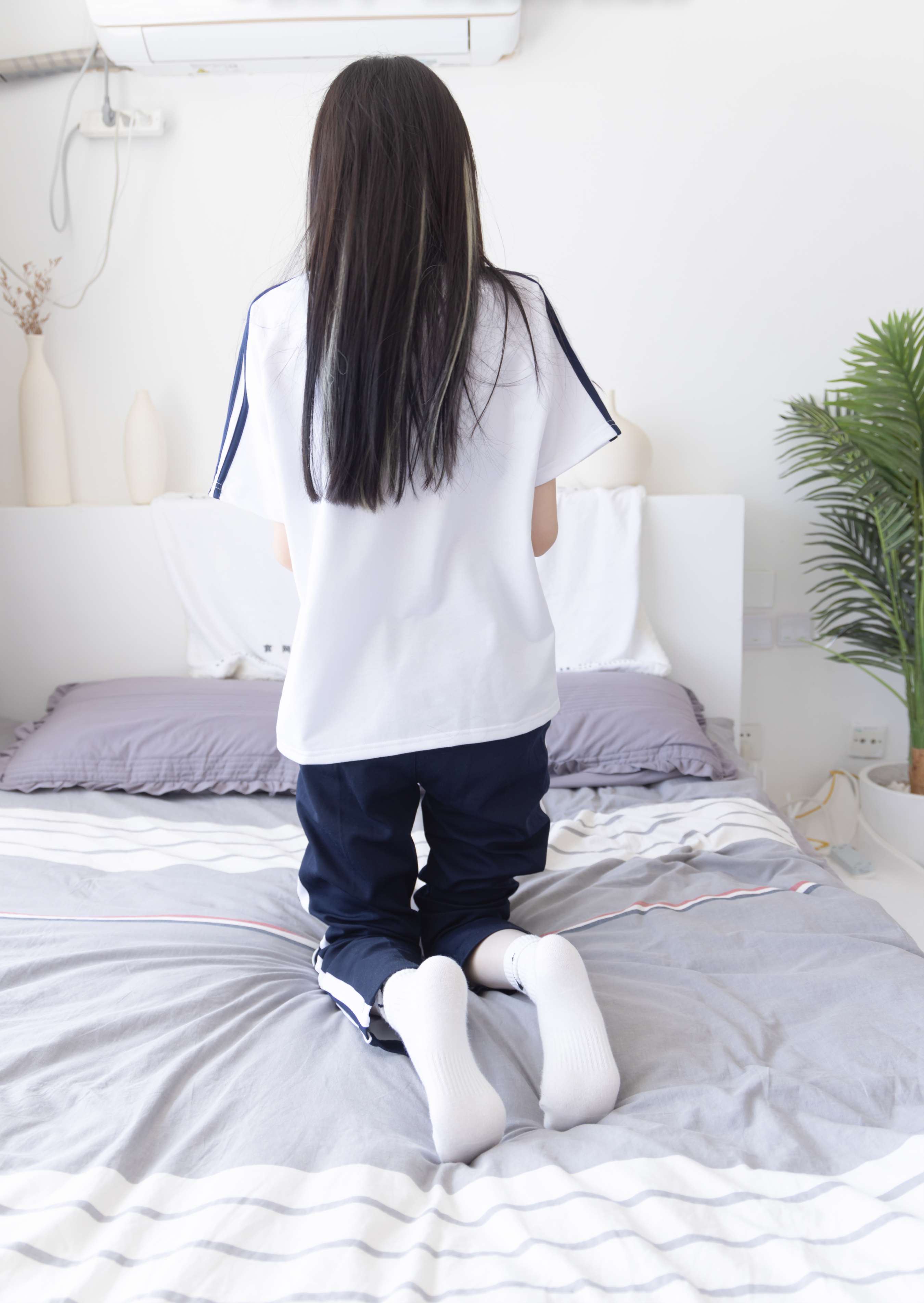 稚予-aj板鞋、白棉袜、油亮白丝、校服裤里丝