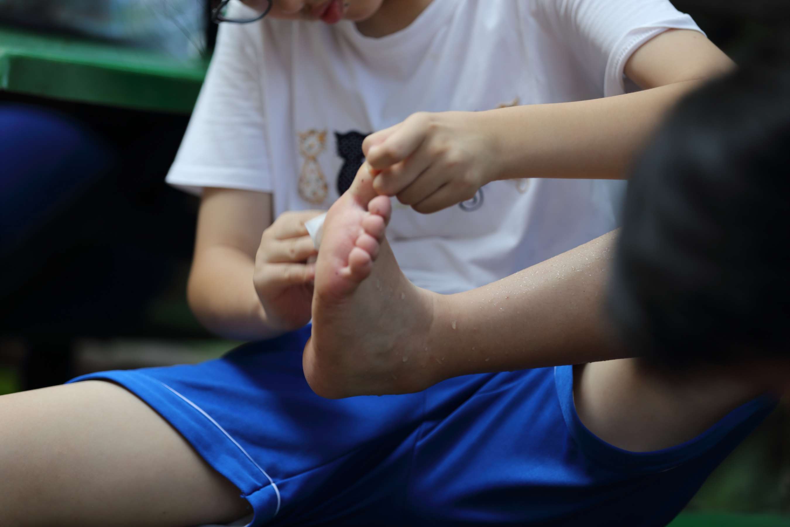 清秀妹子和母亲郊游の嫩足戏水
