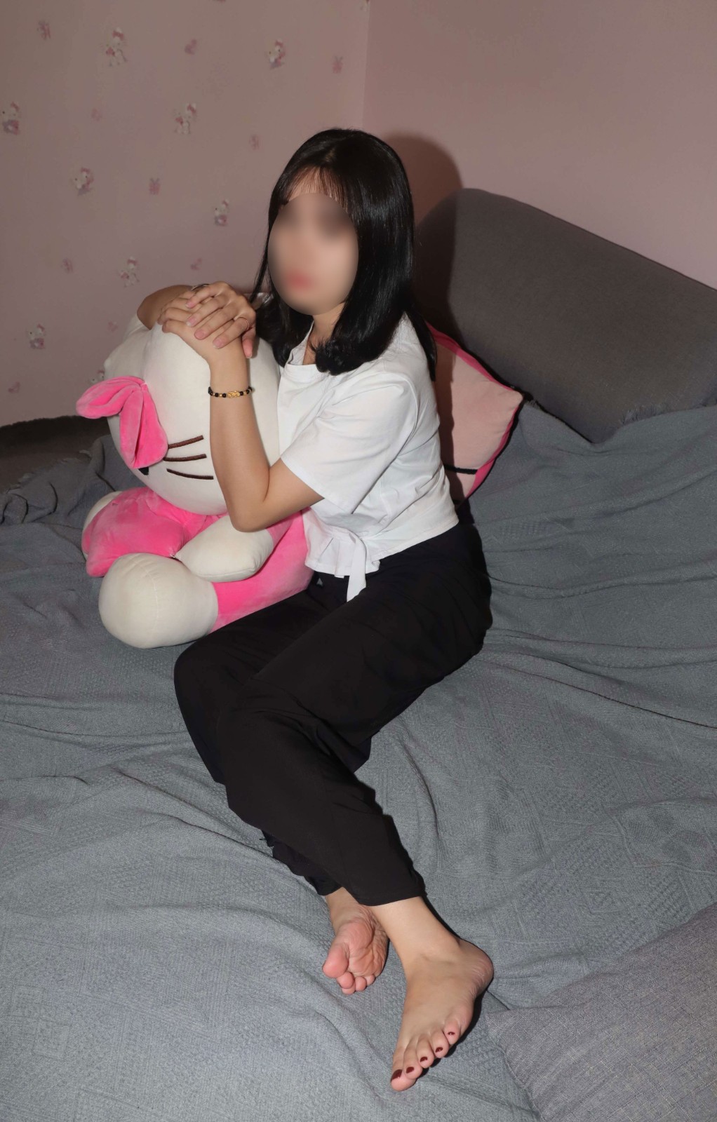 美女彩铃的脚看着是否会流口水？
