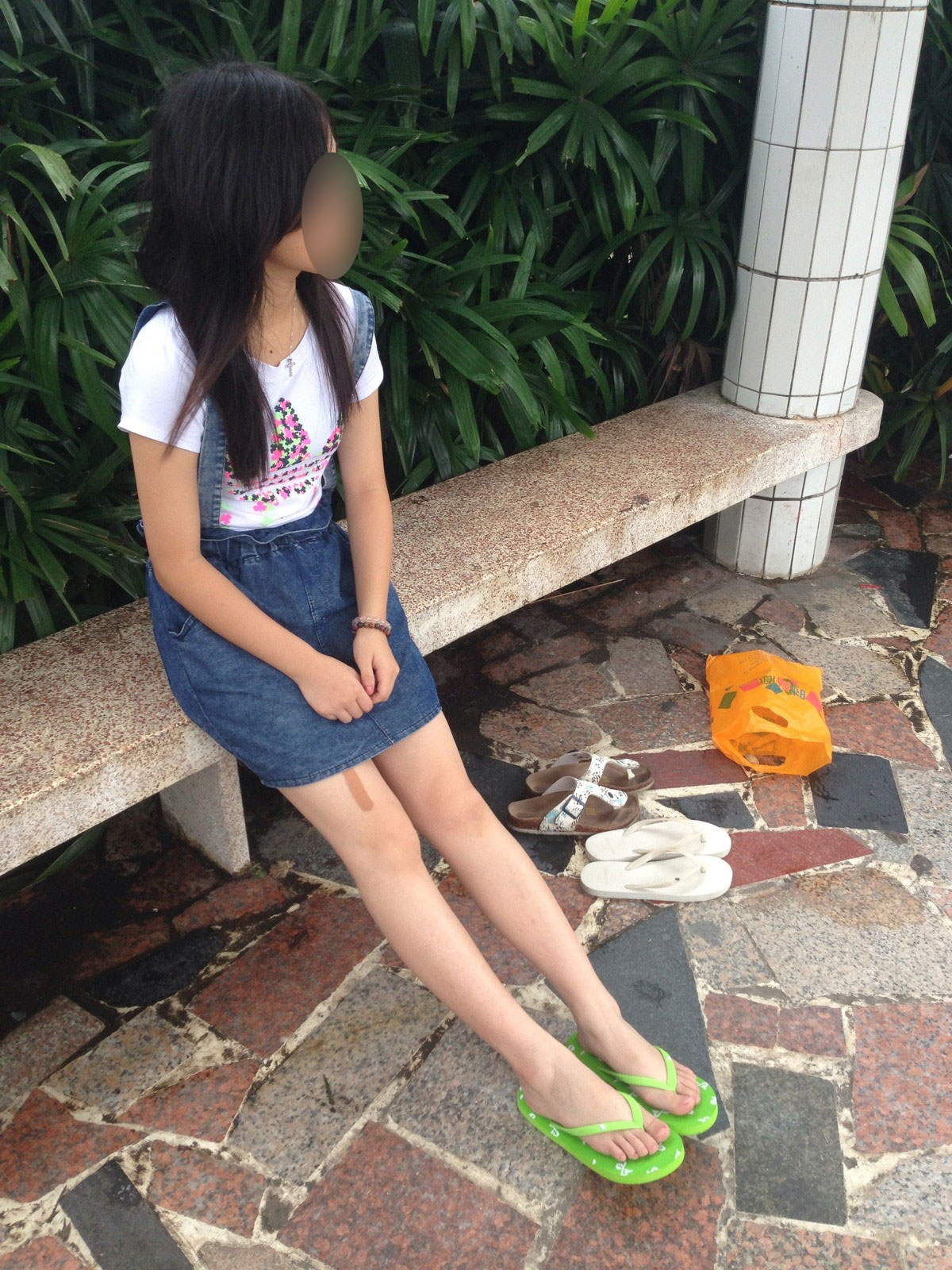 圆圆女生裸足凉拖