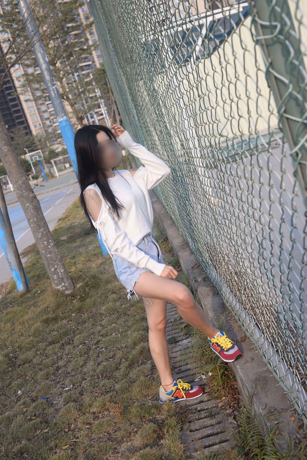 学妹操场热裤の船袜脚