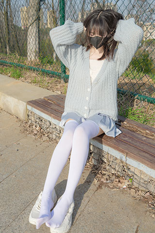 毛衣少女运动鞋の白丝脚丫