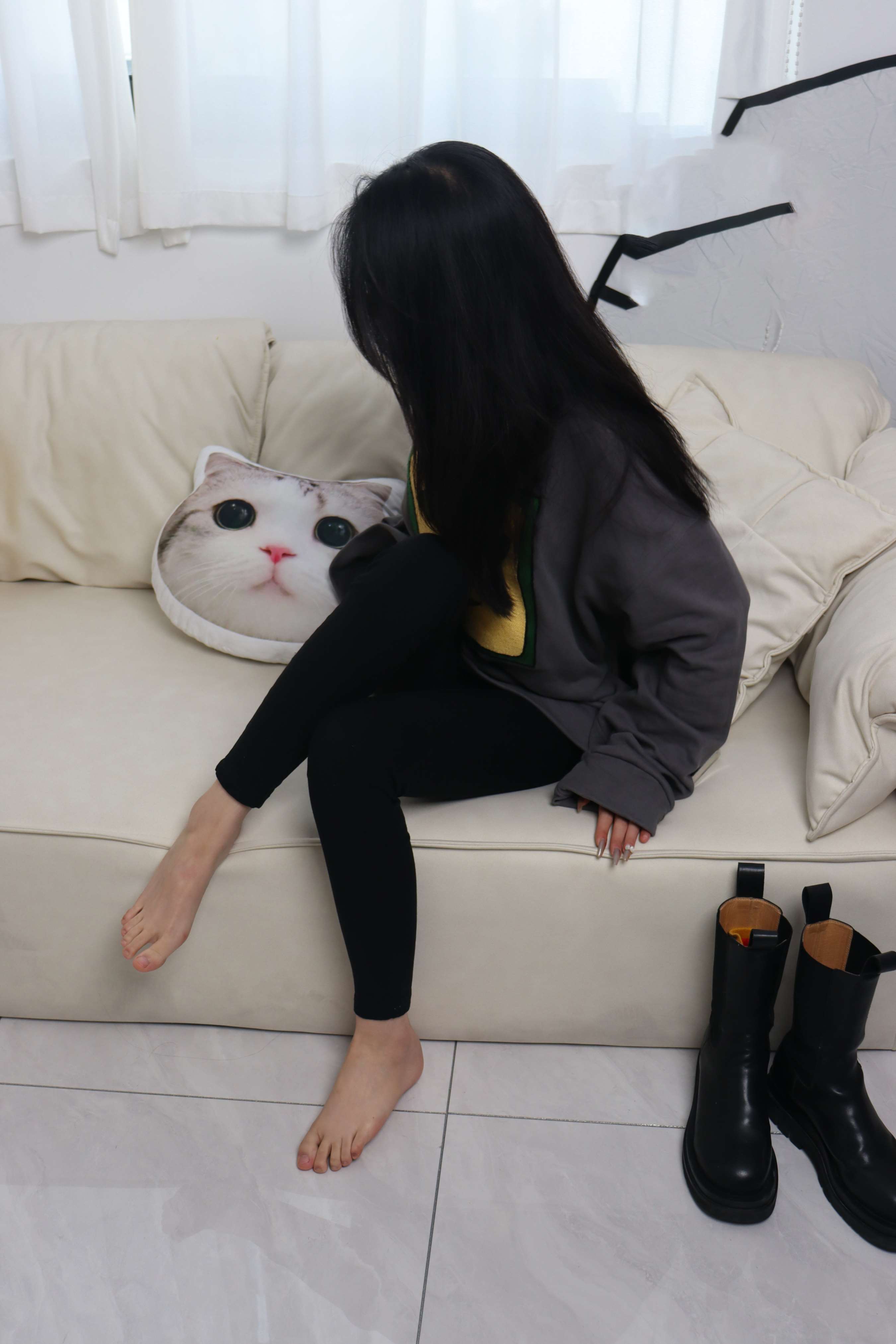 Wendy沙发展嫩脚丫