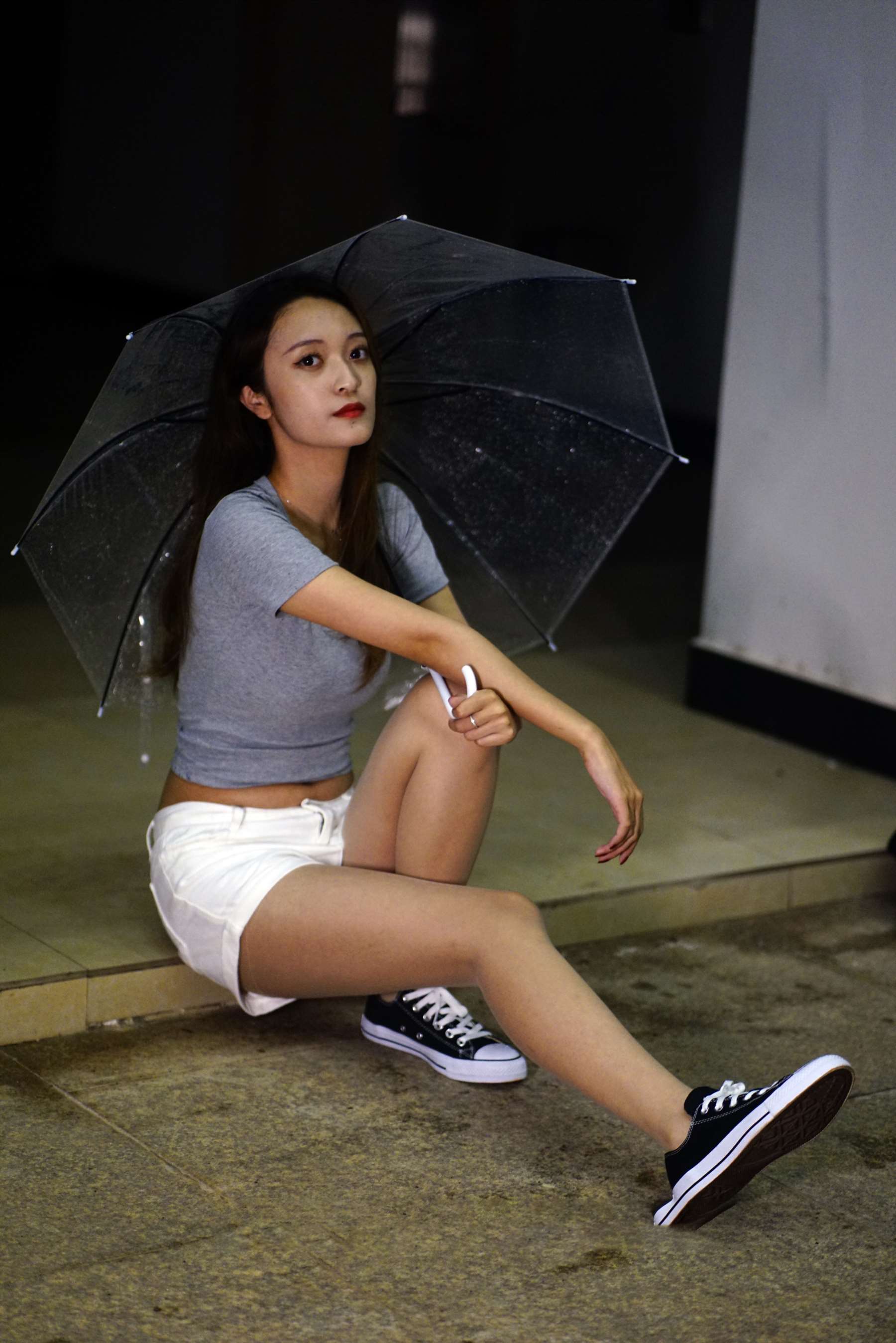 [初夏女神]069期 依依~【夏日夜雨】炎热夏天能遇一场雨真的很不容易(带视频)