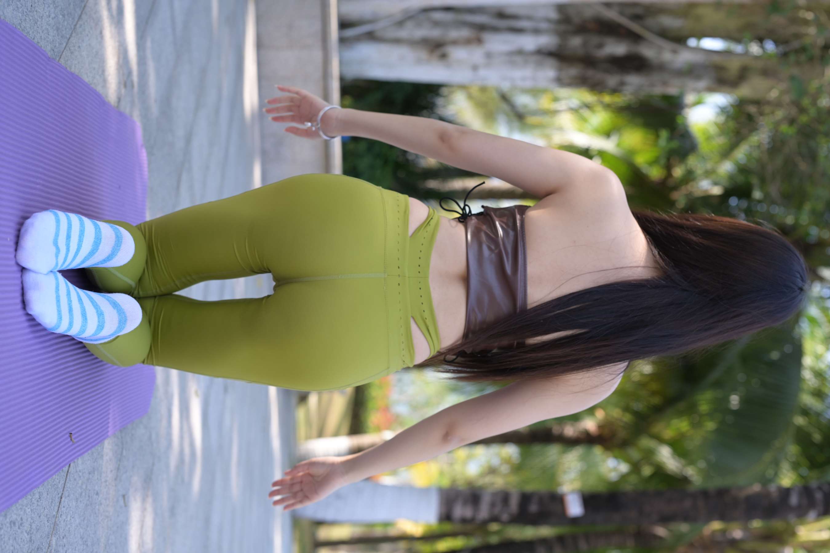 练瑜伽少女