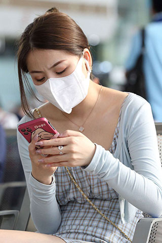 打扮时尚身材超好的极品女神修长的脚丫