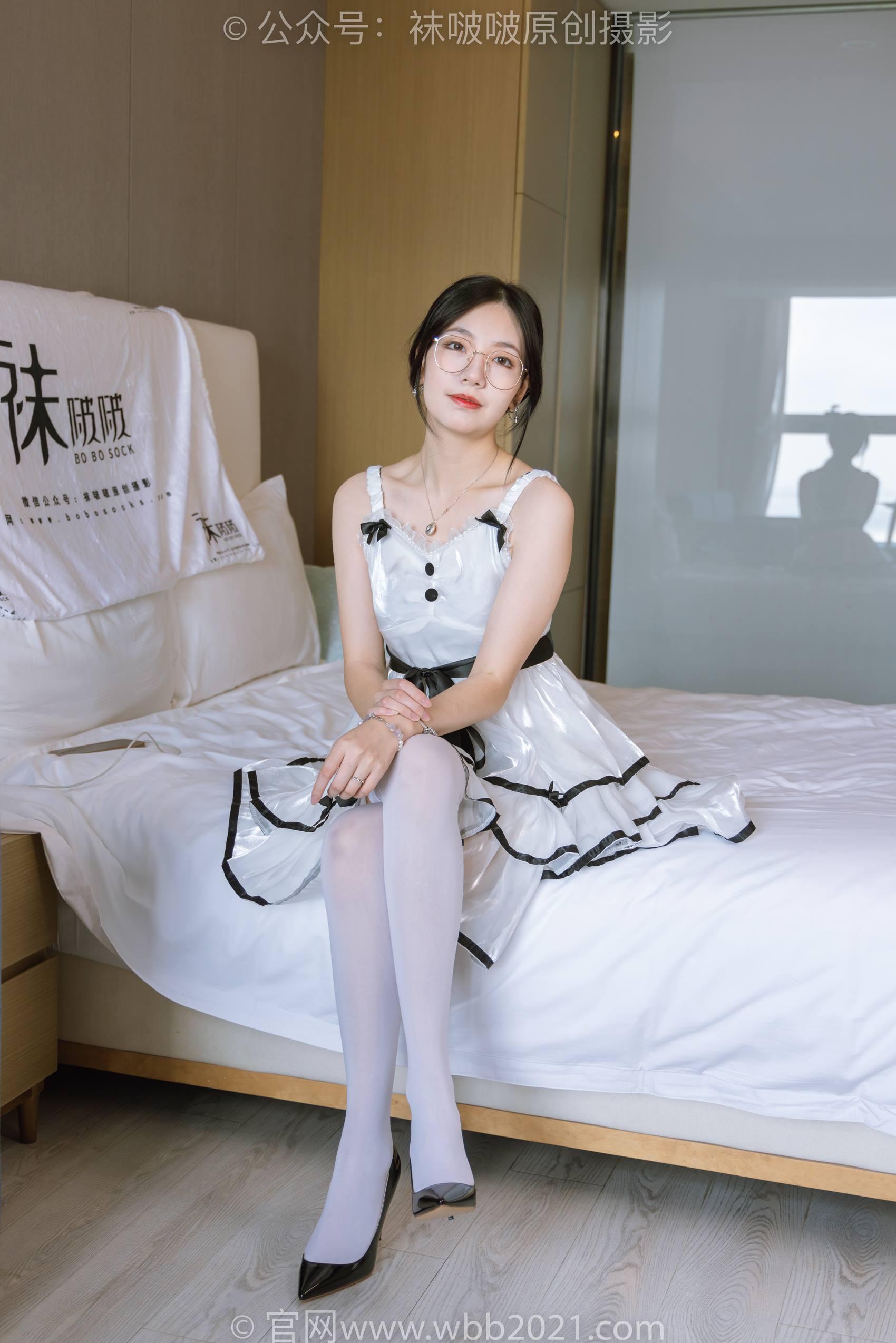 [袜啵啵] 299期 小甜豆-两双高跟鞋、厚白丝大腿袜、厚黑丝大腿袜