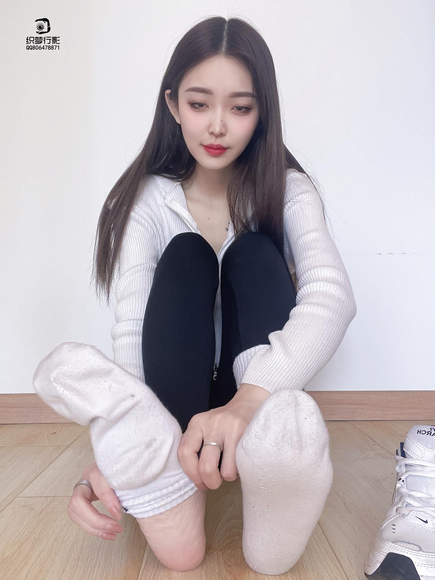 [织梦映像]新刊013-超级美女白棉袜裸足