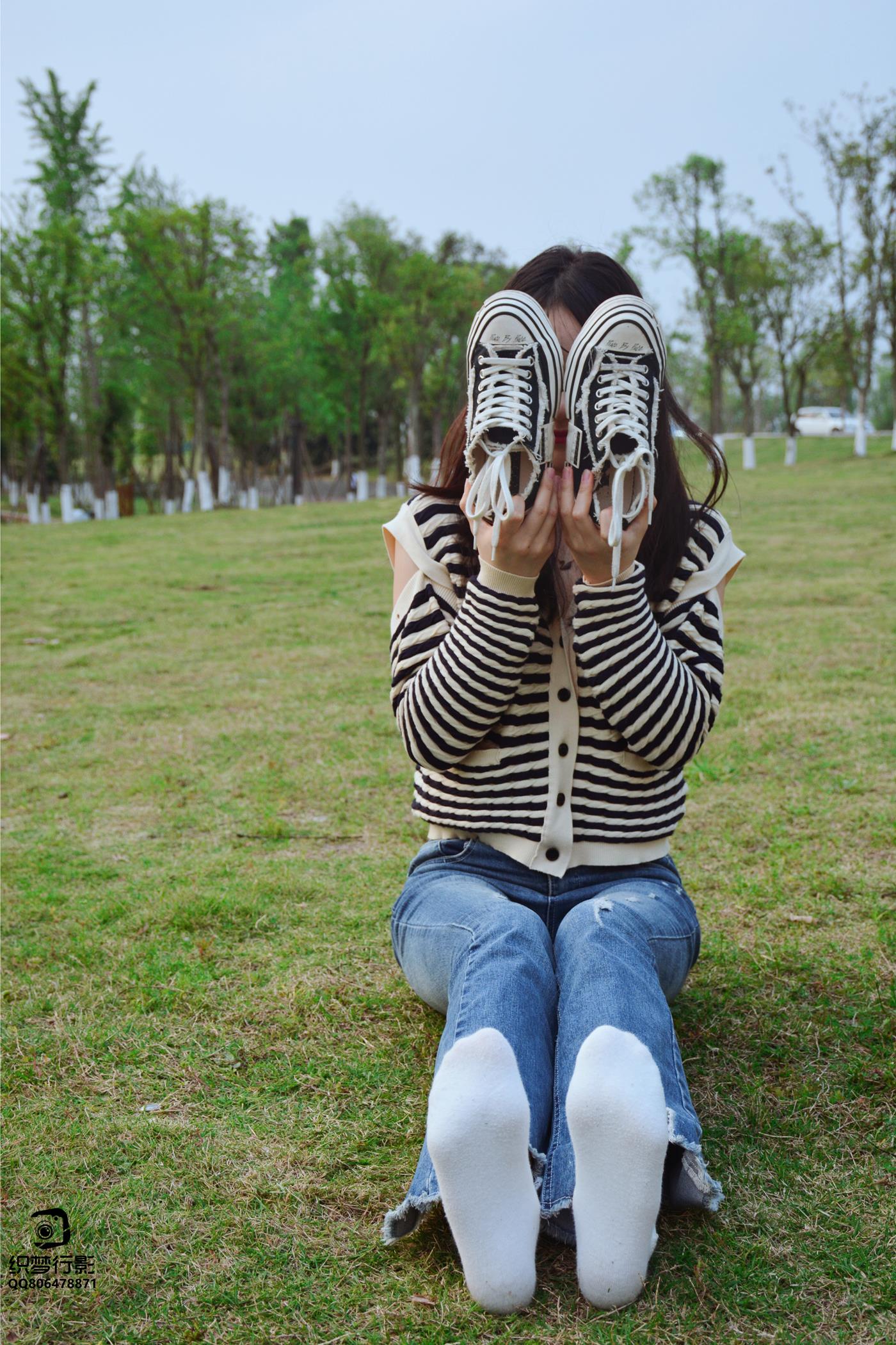 [织梦映像]新刊018-少女牛仔裤草地白袜