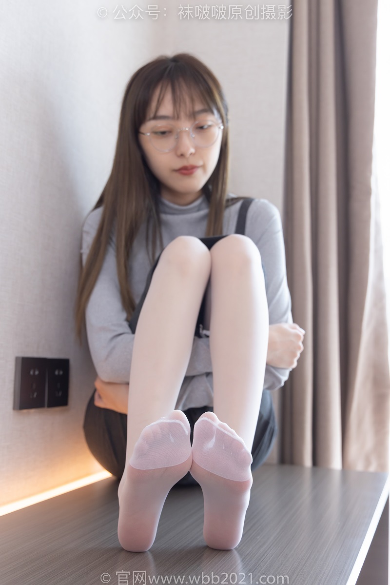 [BoBoSocks袜啵啵] 309期 稚予-两双高跟鞋、灰丝、白丝、裸足、踩奶油蛋糕剧情