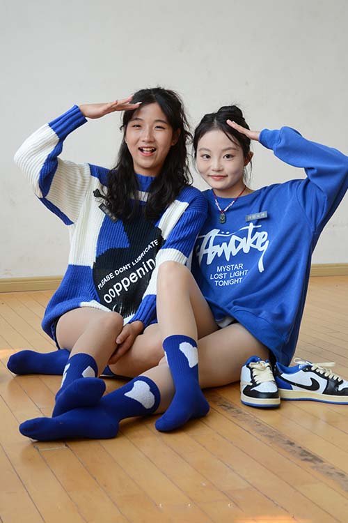 [初夏女神]107期 点点、双双~【蓝色多巴胺】淘气的两位蓝精灵来了，又开始抢鞋