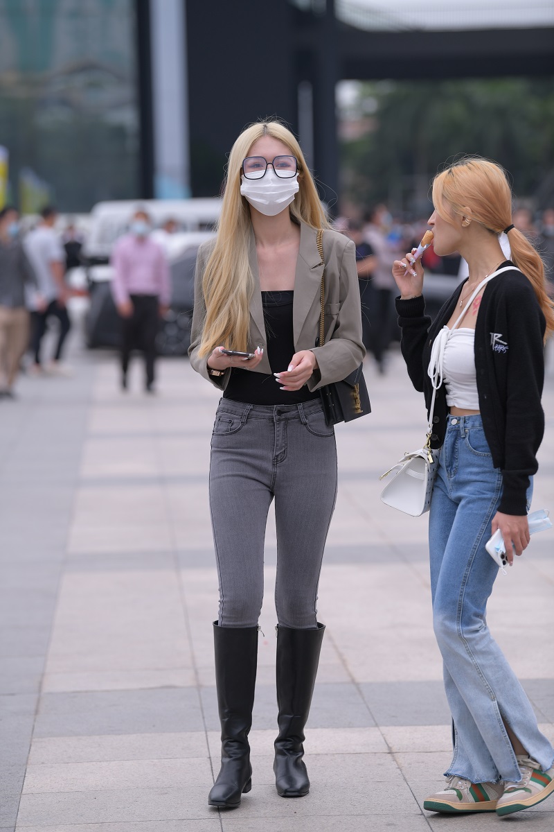 长靴牛仔裤美眉
