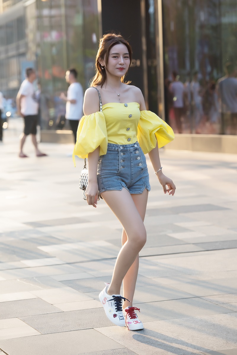 热裤美腿美眉