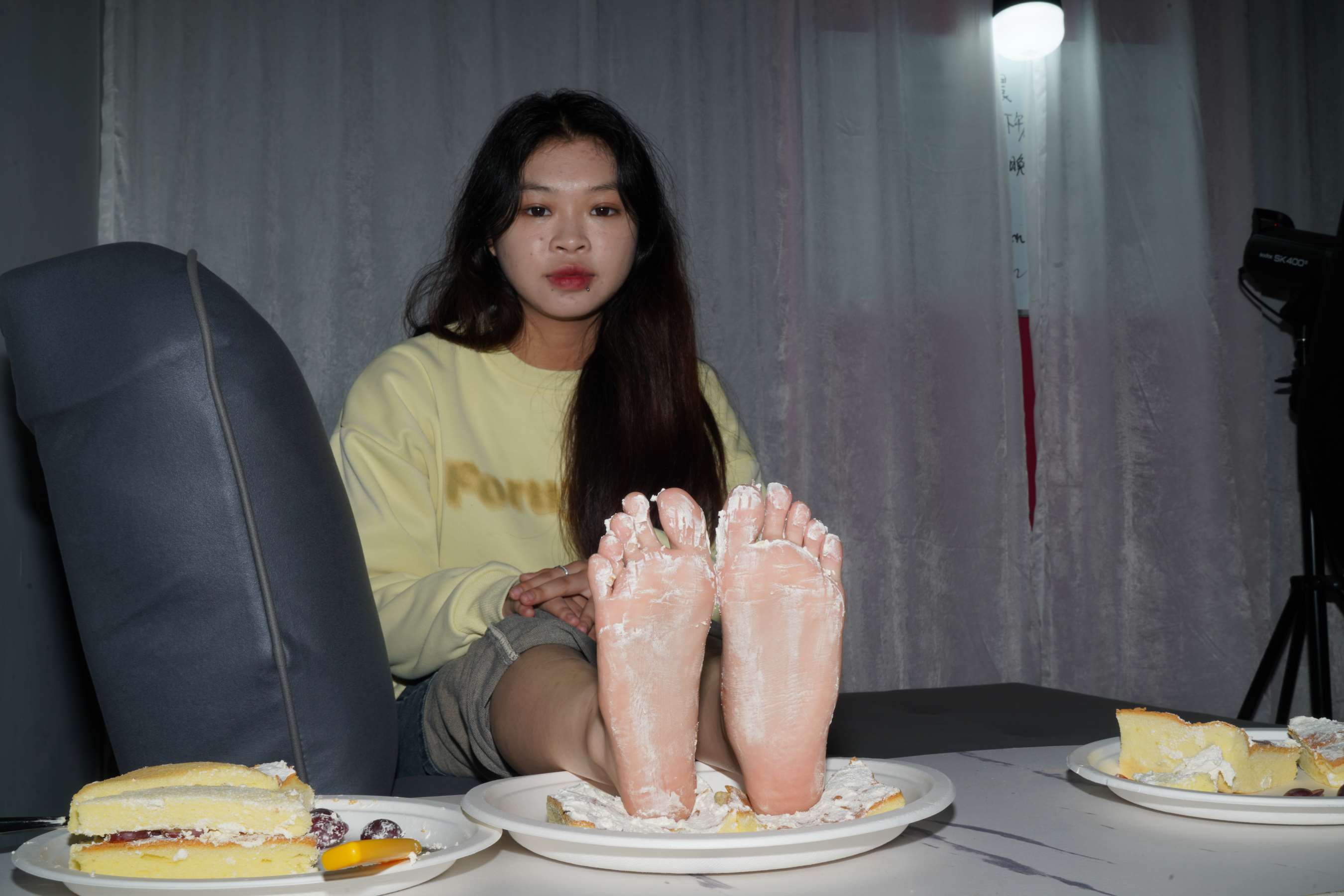 君彦脚丫踩蛋糕