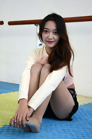 [初夏女神]153期 依依~《邻家女孩》舞蹈室，想看我T台走一个吗？好久没练习了