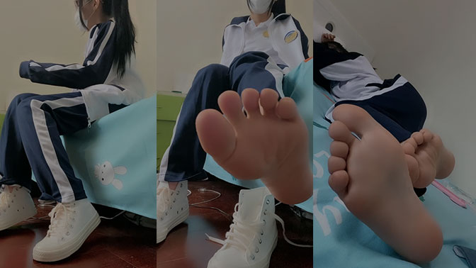 校服学妹脱白袜展示红润脚心 第一套