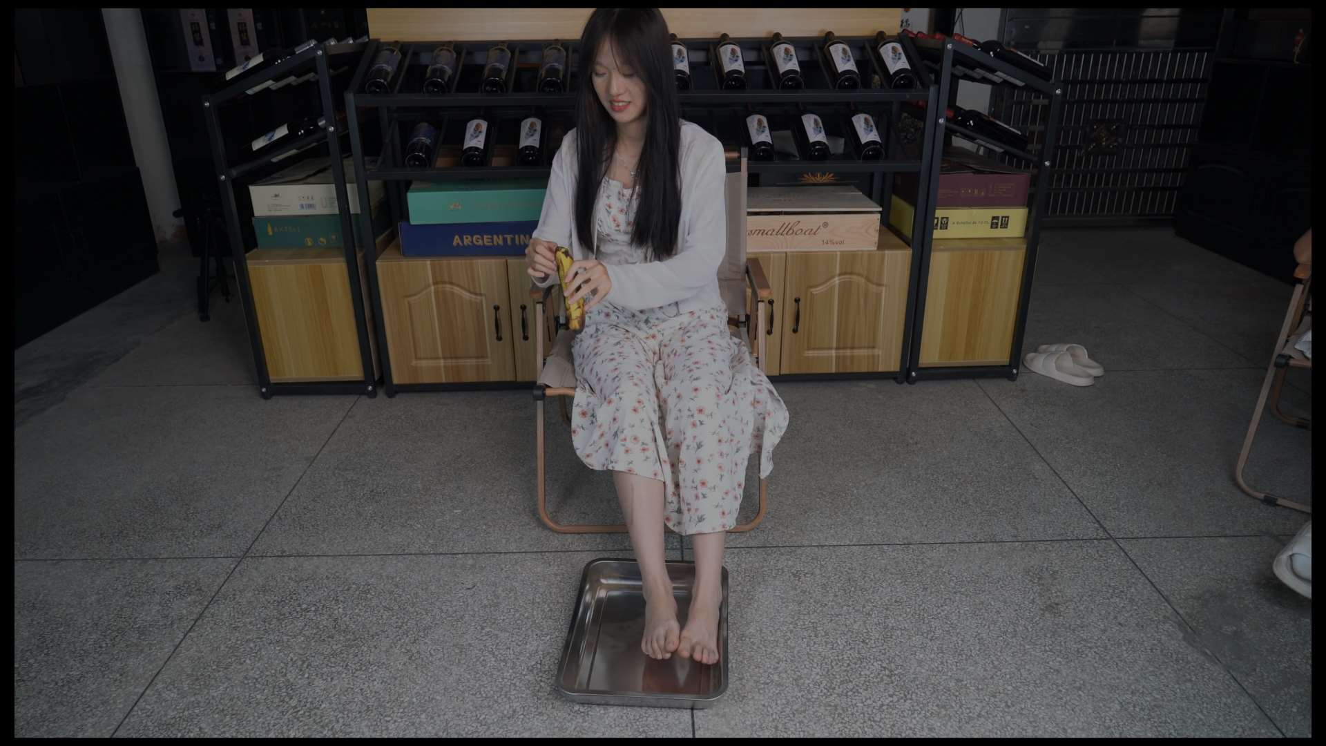美琪白嫩美脚踩香蕉秀脚