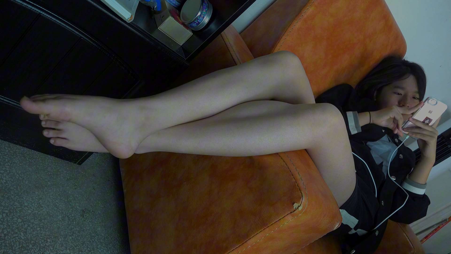 小秋无意识展示肉嘟嘟美脚，挑鞋玩鞋