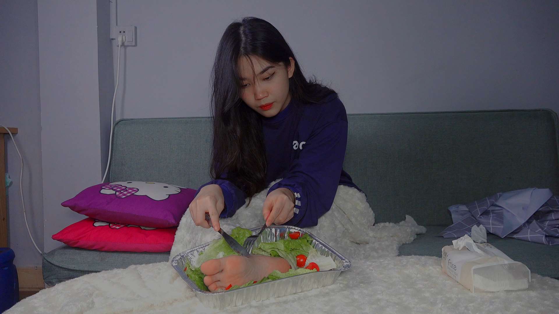 小莹沙拉面包美脚
