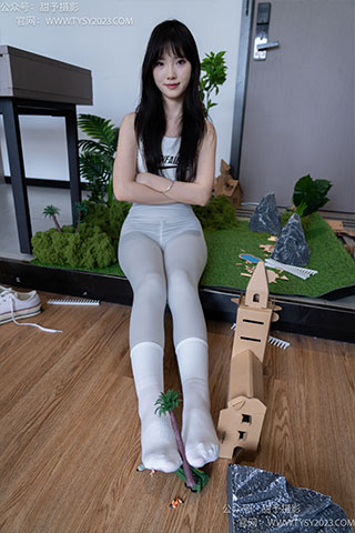 [甜予摄影] NO.104 璇璇-帆布鞋、白棉袜、裸足、小人国剧情(带视频)【134P+2V/10.2G】