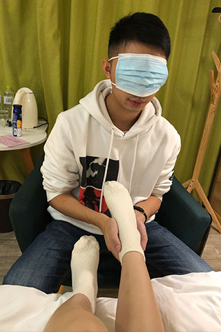 [精选资源]003-本足摄影-穿长靴的大学仙女宾馆脱鞋把玩白袜玉足(带视频)【58P+1V/642M】