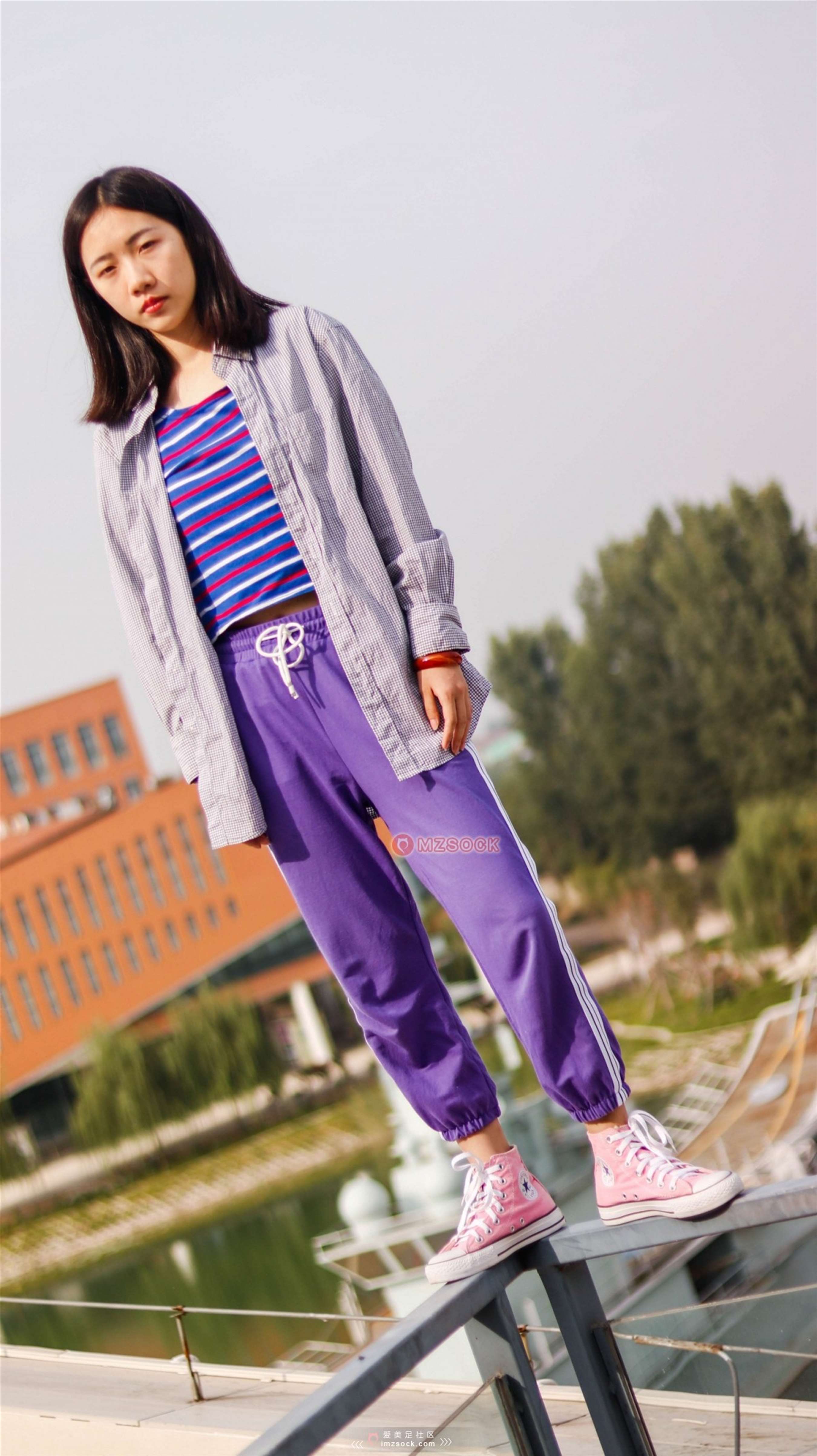 《019 粉色高帮帆布鞋》作品图