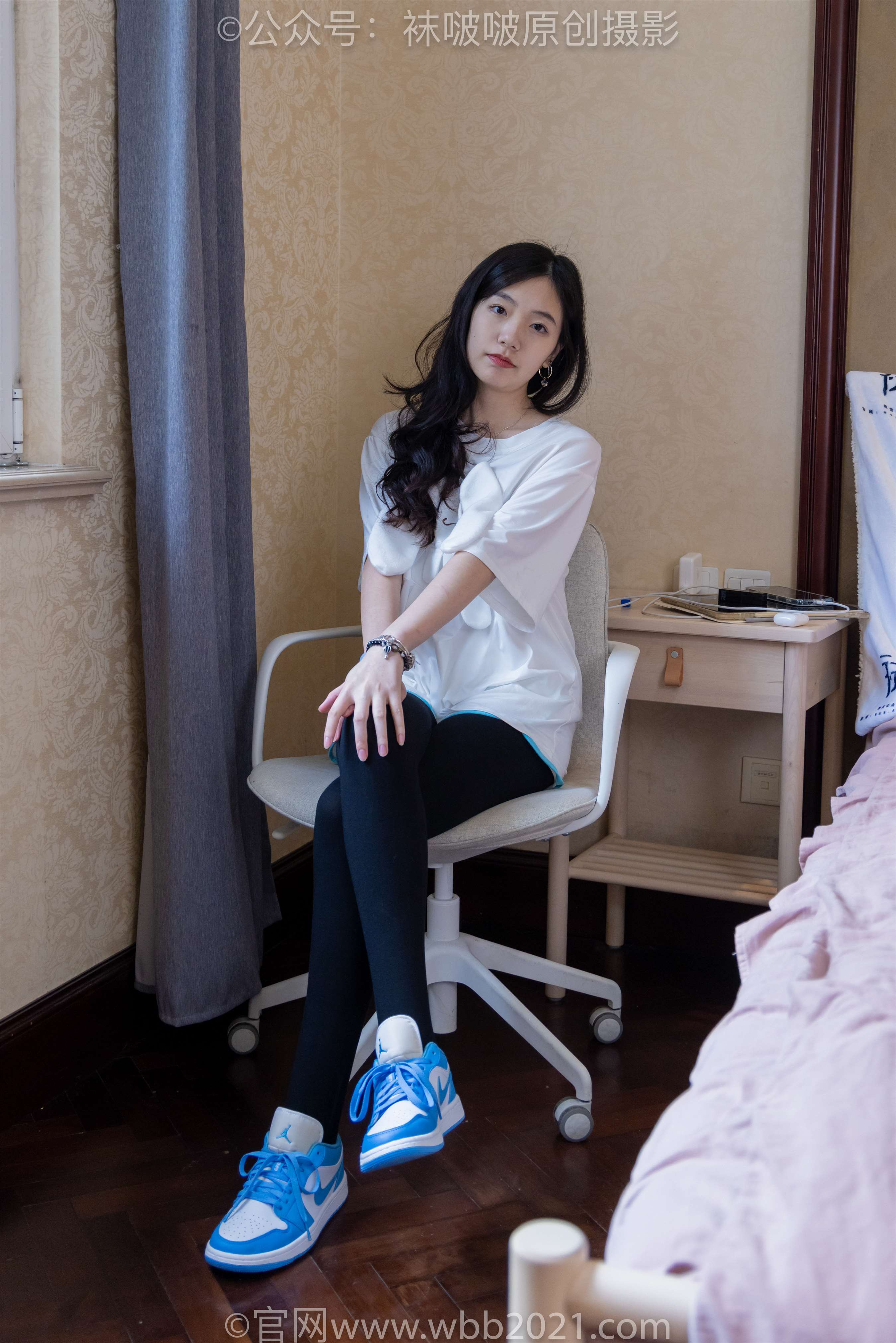 《厚黑色踩脚裤袜》作品图