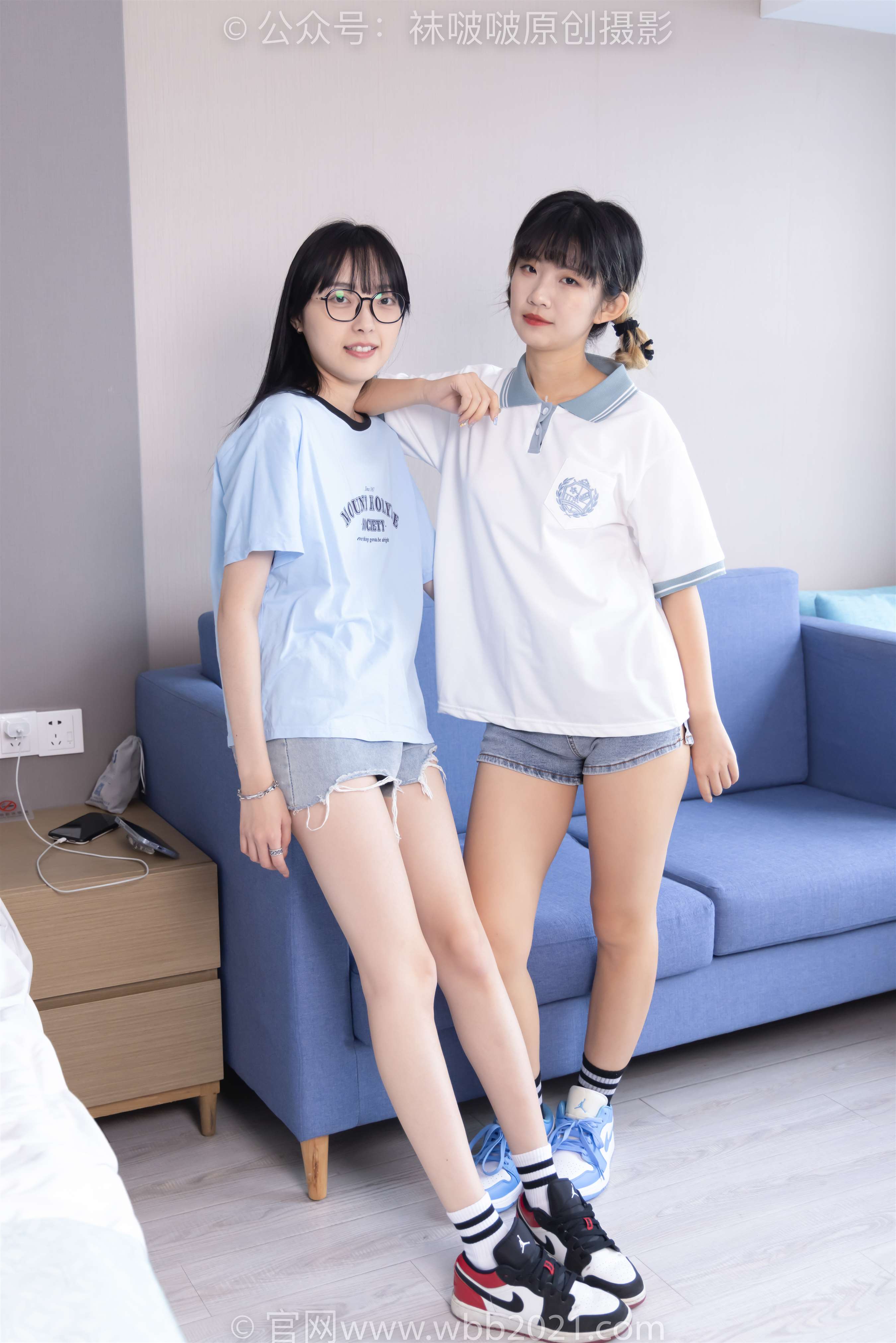 《裸足闺蜜脚对脚》作品图