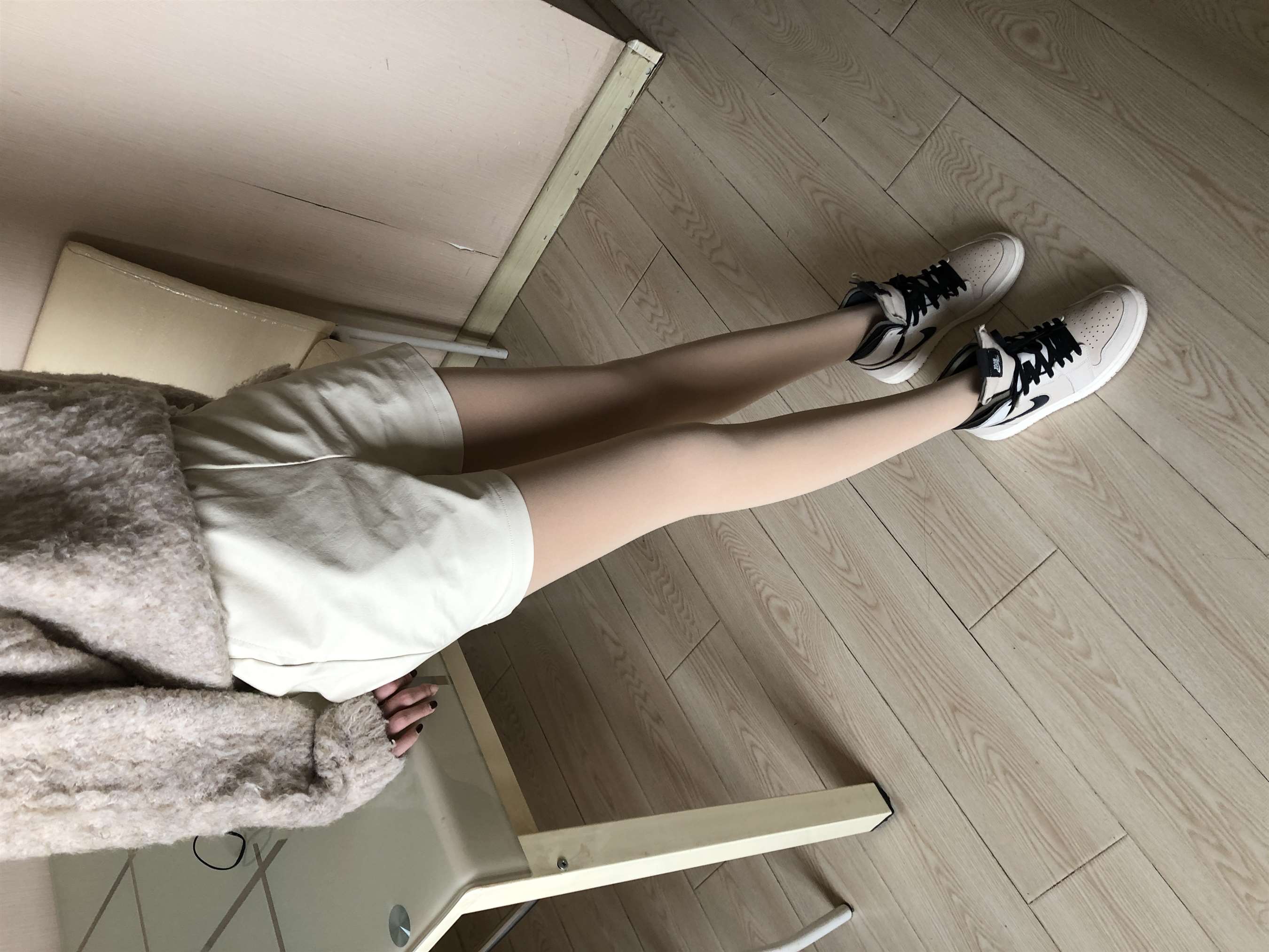 《粉色肉丝袜裸足女孩》作品图