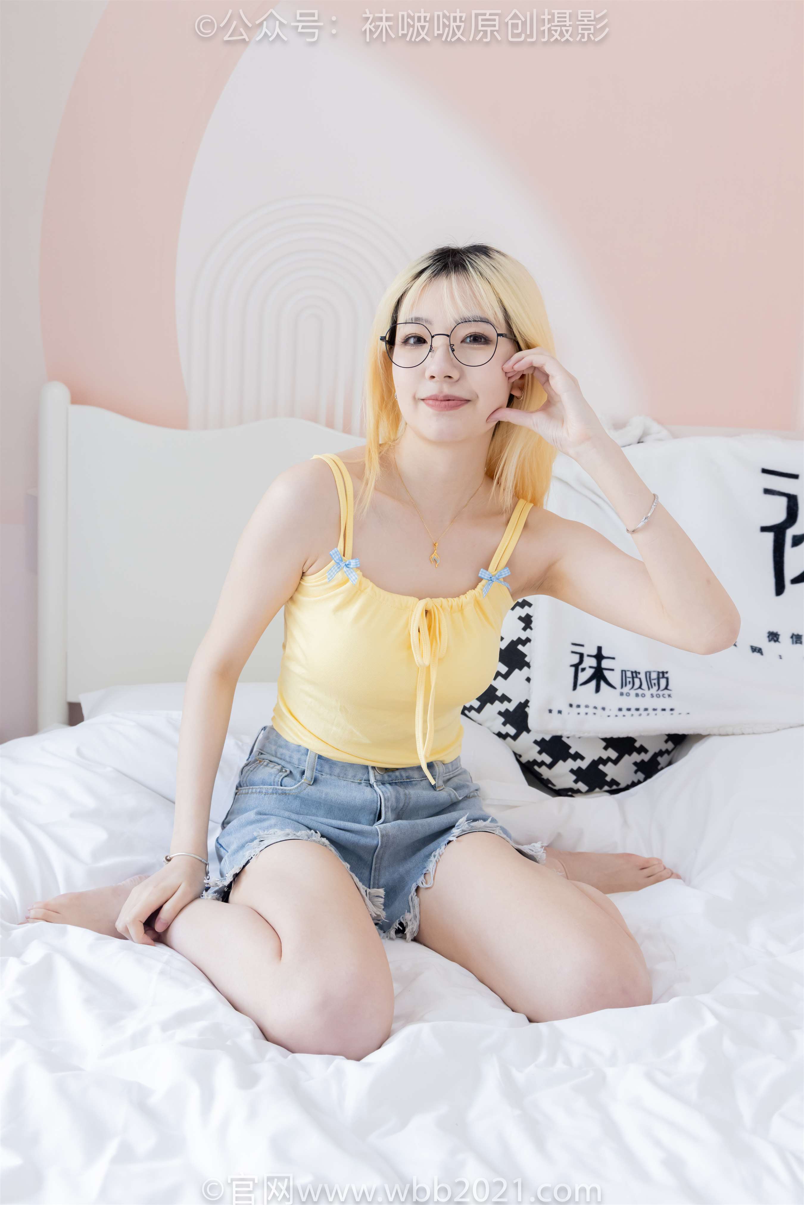 《豆豆黑丝、肉丝裸足》作品图