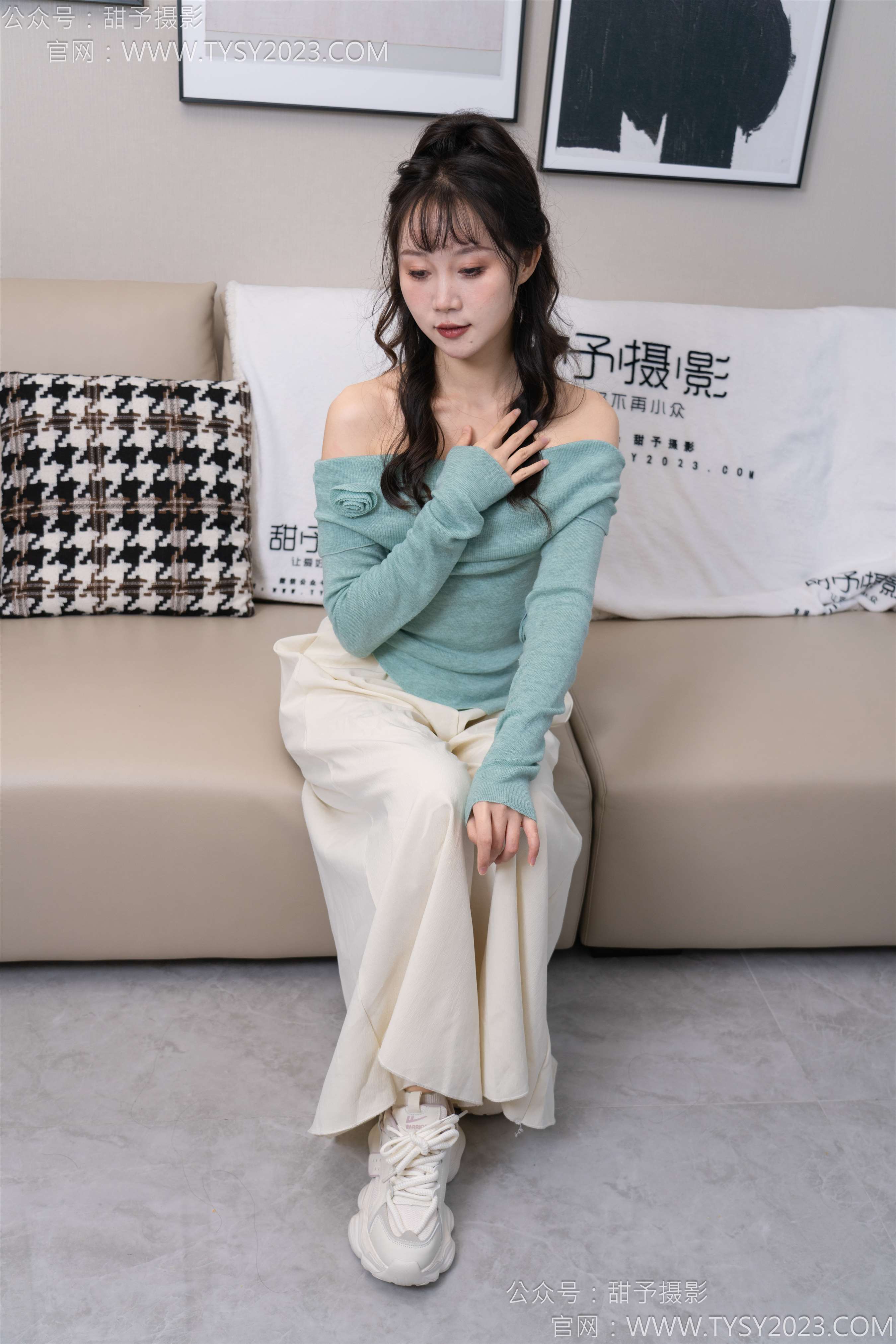 《丹丹白棉袜裸足》作品图