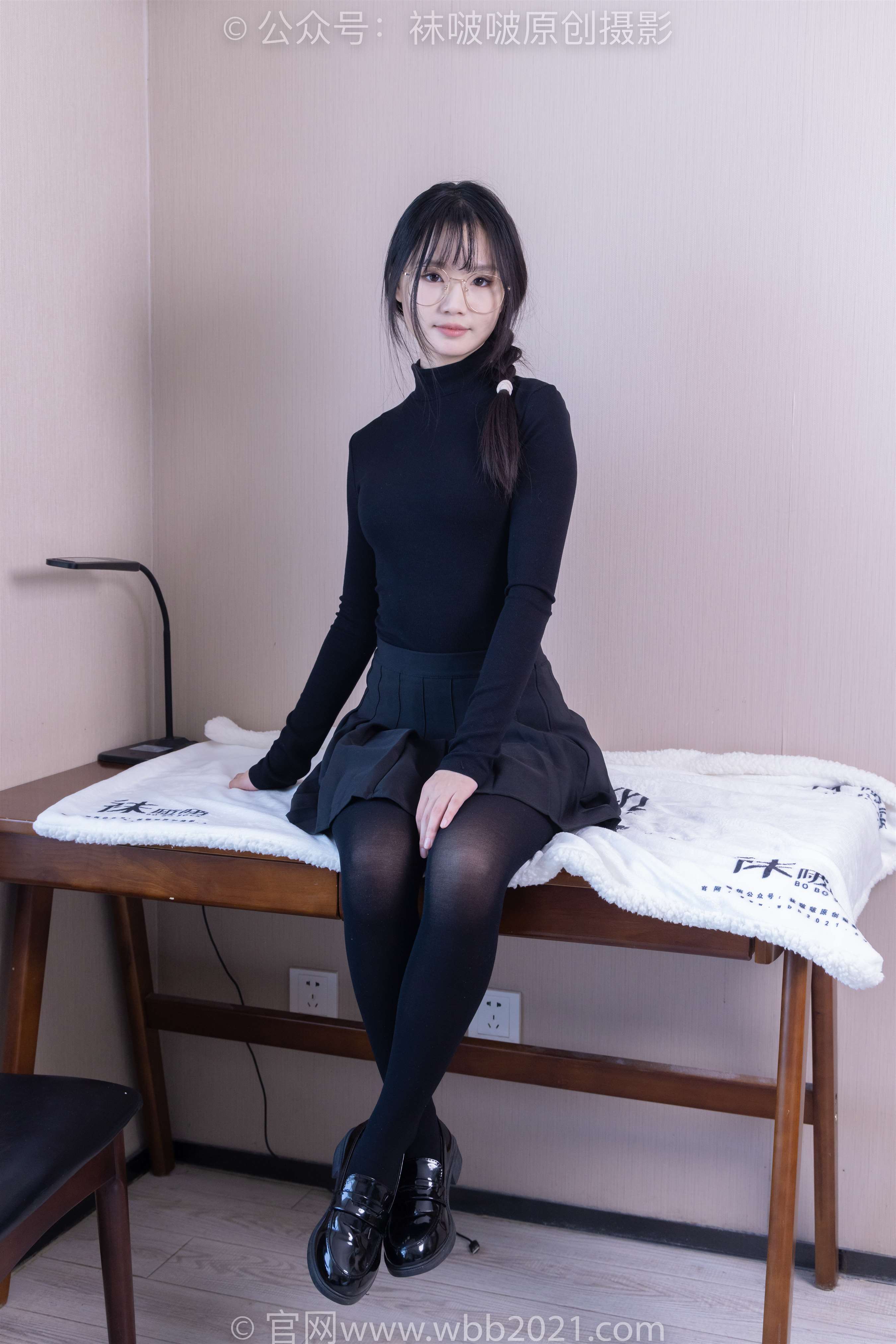 《黑衣厚黑丝》作品图